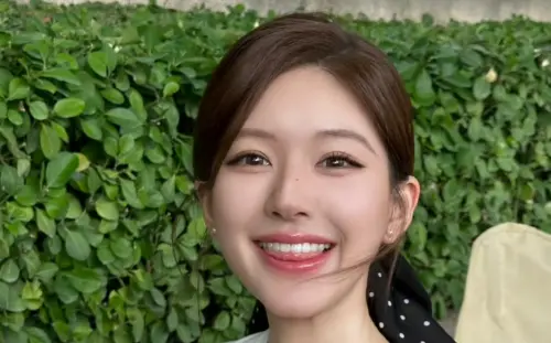 趙露思直播中隨手撕開茶包　店家訂單「1天達8年總和」負責人傻眼
