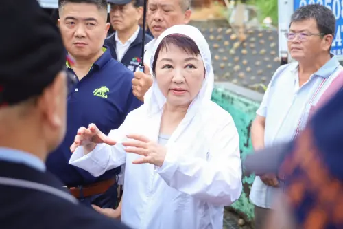 ▲台中市長盧秀燕因全妝勘災「超耐風雨」掀起話題。（圖／翻攝自盧秀燕FB）