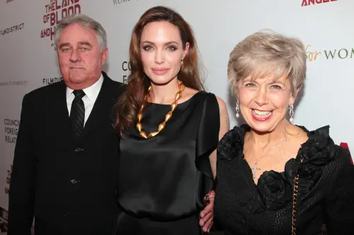 ▲安潔莉娜裘莉（中）與布萊德彼特的爸媽比爾（左）、珍（右）曾一起出現同場活動，那時關係也不算差，隨著珍的去世，此情景已無法再現。（圖／美聯社／達志影像）