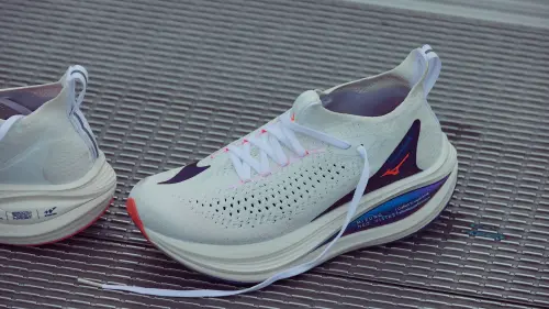 ▲高彈性針織網布搭載襪套式設計，為雙腳提供高透氣性的舒適感與貼合度。（圖／翻攝畫面）