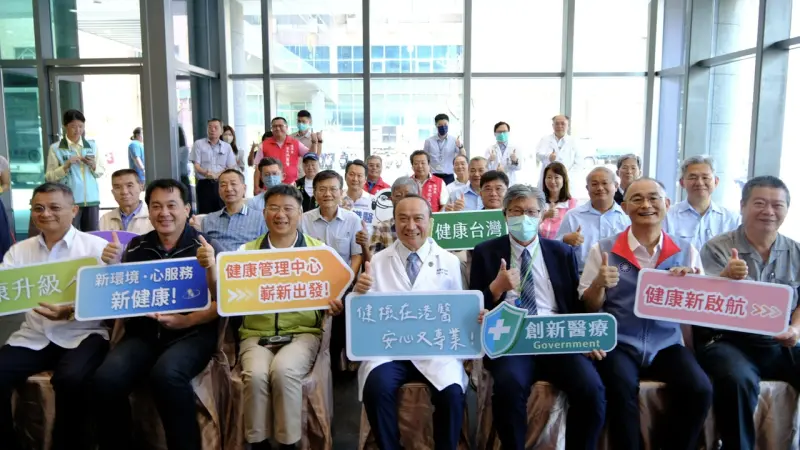 ▲高雄市立小港醫院今（7）日舉行健康管理中心喬遷揭牌儀式。（圖／小港醫院提供）