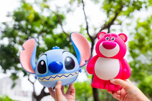 ▲史迪奇咬咬造型糖果收納桶（售價599元）、迪士尼熊抱哥爆米花包包禮盒組。（圖／7-11提供）