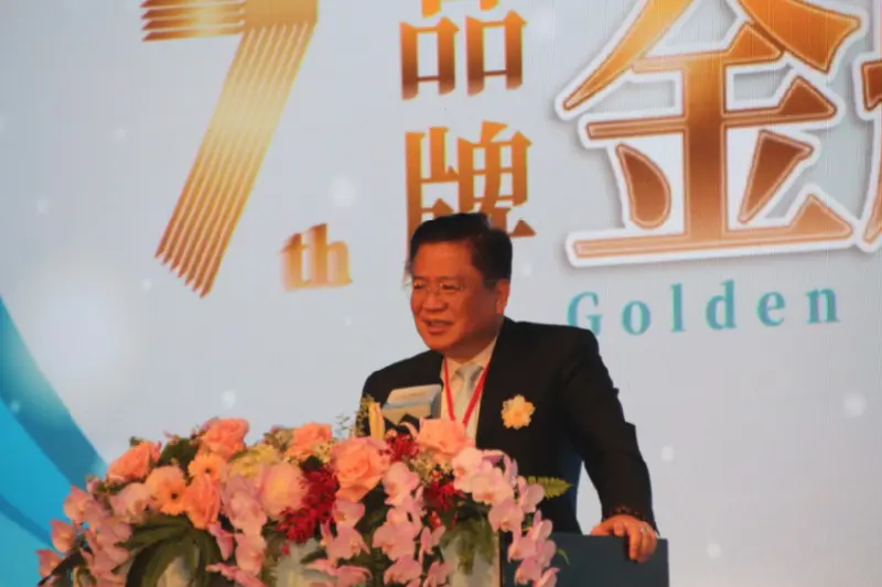 ▲許舒博表示，既然法案已經通過，政府應量力而為，且要思考普發1萬元對經濟的實際幫助有多大，再做決定。（圖／記者鍾泓良攝影）