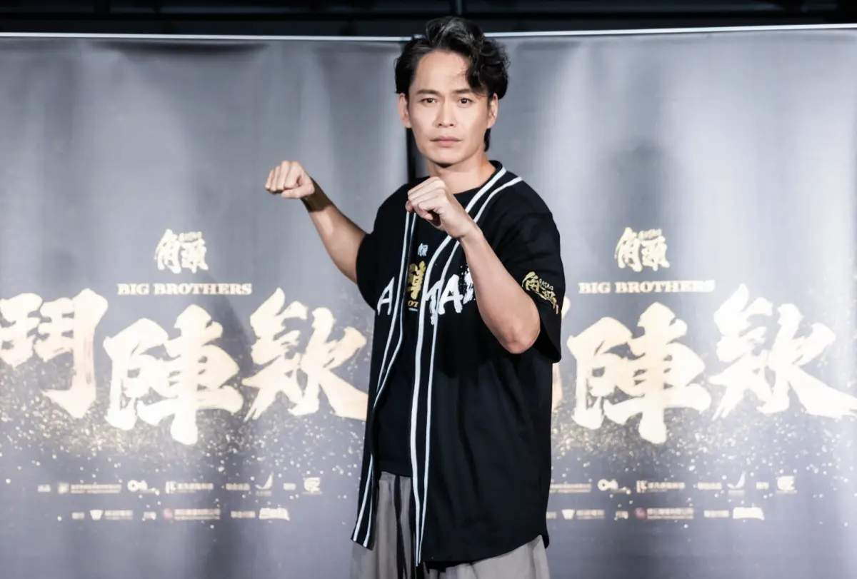 ▲黃鐙輝在《角頭—鬥陣欸》和20多位AV女優清涼上陣，笑稱上片後要帶老婆出國。是元介也在片中獻出從影最大尺度，該片是限制級，內容一刀不剪，可以都呈現在觀眾眼前。（圖／曼尼娛樂提供）