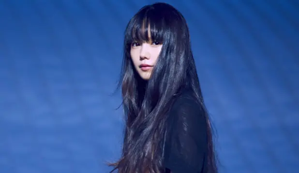 ▲宮崎葵今（7）日被爆出已成4寶媽，期間還從沒休過產假，在2017年與岡田准一結婚後，就連生4胎，讓外界都非常驚訝。而她產前拍廣告的近況也隨之曝光，粉絲驚訝：根本童顏。（圖／翻攝自宮崎葵官網https://www.aoimiyazaki.jp/#!/film/）