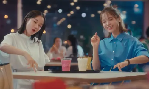 ▲宮崎葵（右）產後火速恢復纖細身材接拍廣告。（圖／oricon YouTube　https://www.youtube.com/watch?v=RwxXKPvuH1E）