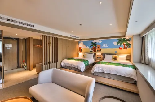 ▲台東知本老爺酒店聯手韓國超人氣暖萌IP「DINOTAENG」，帶來獨家主題房，雙人成行，每人每晚4,400元+10%起。（圖／台東知本老爺提供）