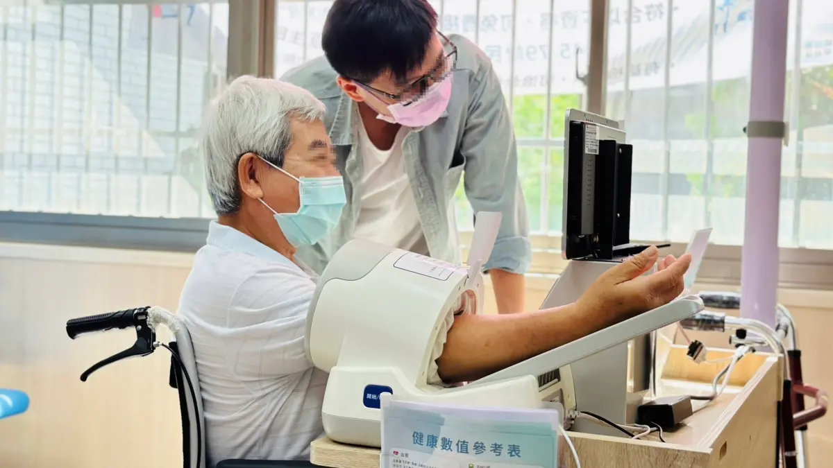 ▲高市府衛生局攜手先進醫資，體驗生理量測與運動體健設備，讓民眾現場測量身體數據，即時同步至個人手機，掌握健康狀況。（圖／高市府衛生局提供）