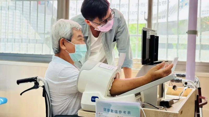 ▲高市府衛生局攜手先進醫資，體驗生理量測與運動體健設備，讓民眾現場測量身體數據，即時同步至個人手機，掌握健康狀況。（圖／高市府衛生局提供）