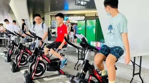 ▲高市府運發局攜手力能電實業導入「運電共生」理念，現場展示綠電飛輪車，民眾還可參與「運動發電極限挑戰」。（圖／高市府衛生局提供）