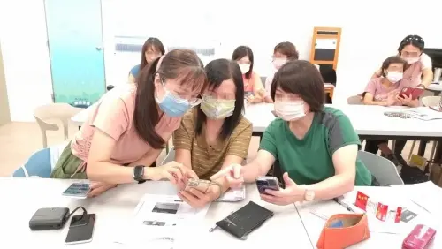 ▲高市府教育局邀請現場民眾參與針對長者所設計的手機體感互動遊戲，同時呈現學員數位創作成果。（圖／高市府衛生局提供）