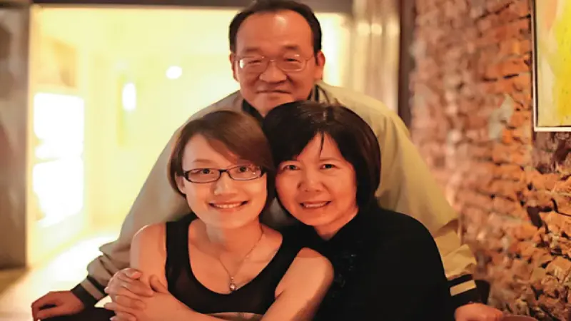 ▲徐巧芯大姑劉向婕（左下）等人涉嫌幫詐團洗錢，金額高達2289萬。今開庭劉向婕丈夫杜秉澄突爆料被徐巧芯逼認罪。（翻攝自劉向婕臉書）