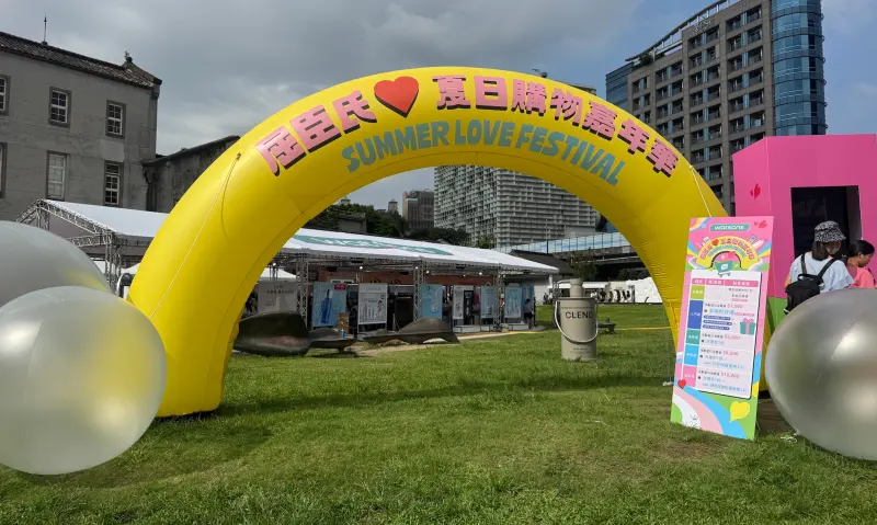 ▲屈臣氏夏日購物嘉年華，即起至8月10日限時4天在台北華山園區登場，活動現場有27個人氣品牌攤位逛不完。（圖／記者鍾怡婷攝）