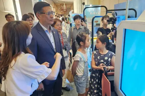 ▲海洋委員會主任秘書劉國列在展示攤位與參加學生互動熱絡。(圖／海洋委員會提供)