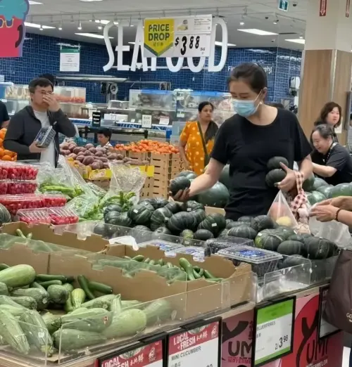 ▲王祖賢（前排）現身賣場買菜，打扮休閒又不失氣質。（圖／翻攝自小紅書）