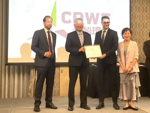 ▲台船環海公司推動離岸風電工程永續發展，獲頒2024─2025年度商業大獎之殊榮，由台船環海公司董事長曾國正(左2)與執行長Javier Magro(右2)受獎。(圖／台灣國際造船公司提供)