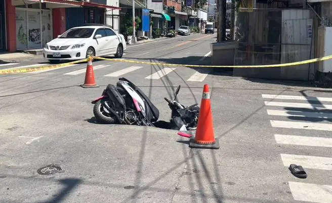 ▲彰化二林一處路口驚現路面塌陷，形成大坑洞，一輛機車不慎陷入，騎士當場摔傷，所幸送醫後無生命危險。（圖／翻攝畫面）