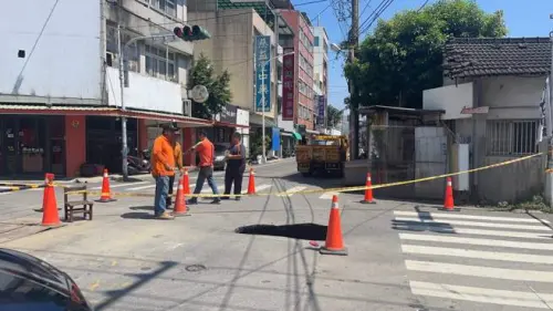 ▲彰化二林一處路口驚現路面塌陷，形成大坑洞，一輛機車不慎陷入，騎士當場摔傷，所幸送醫後無生命危險。（圖／翻攝畫面）