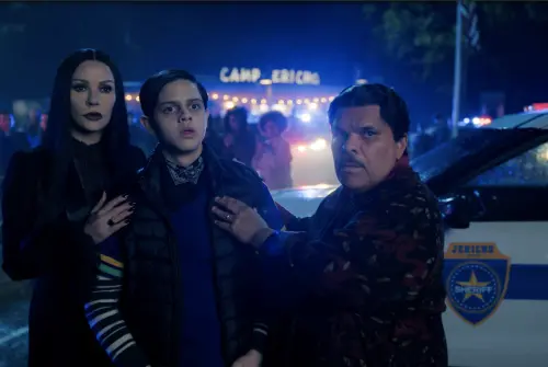 ▲凱薩琳麗塔瓊斯（左）與路易古茲曼（右）在《星期三》扮演阿達一族中的媽媽「魔帝女」與爸爸「高魔子」。（圖／Netflix提供）