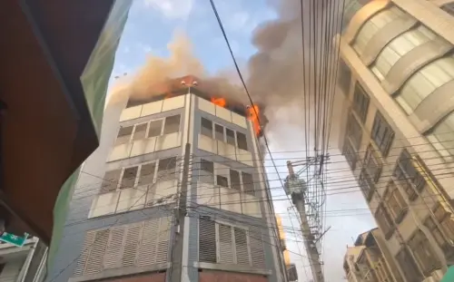 嘉義市區火警！東市場旁公寓頂樓冒出濃煙、火舌　起火原因待釐清
