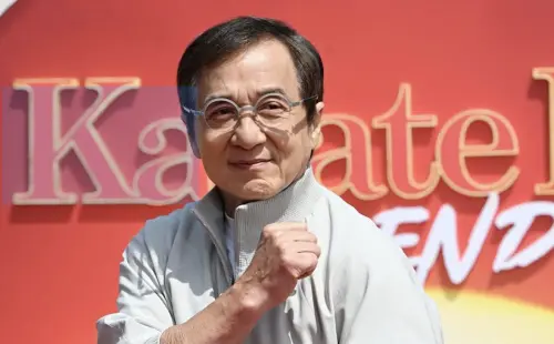 成龍爆升格當阿公？他攜房祖名現身瑞士街頭　父子溫馨同框畫面曝
