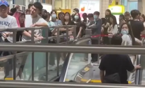 ▲今（7）日下午17時許，受台電端電壓壓降影響，文湖線南京復興站往松山新店線方向一部電扶梯暫停運轉，大批旅客塞在站內。