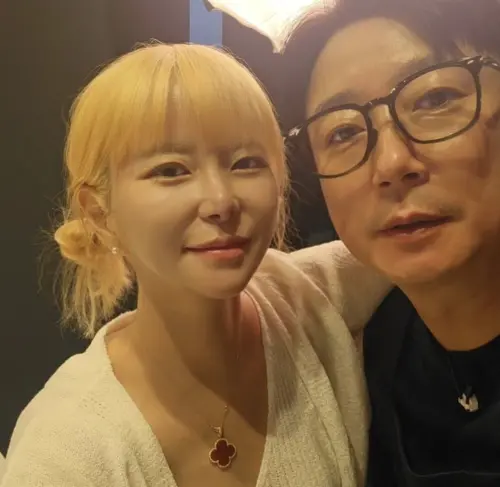 ▲李壽根（右）日前才賣房為老婆朴智妍（左）籌換腎醫藥費。（圖／朴智妍IG@yonine_jiyeon）