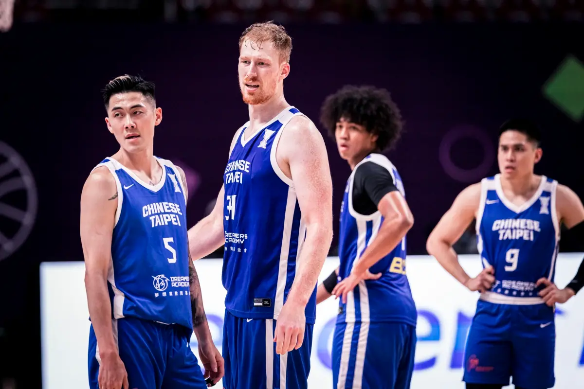 ▲FIBA亞洲盃男籃賽（FIBA Asia Cup 2025），中華隊拿下2連勝確定晉級附加賽，這屆亞洲盃如此強勢的表現除了歸化球員高柏鎧的加入，「賀家兄弟」也為中華隊帶來鋒線上的能量，相較於前一屆中華隊的劣勢，本屆賽事算是完全補強了弱點。（圖／取自FIBA亞洲盃官網www.fiba.basketball）