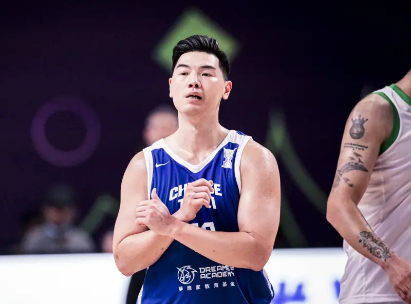 ▲中華隊胡瓏貿在與伊拉克賽後參與記者會，全程英文受訪，無須翻譯協助。（圖／取自FIBA）