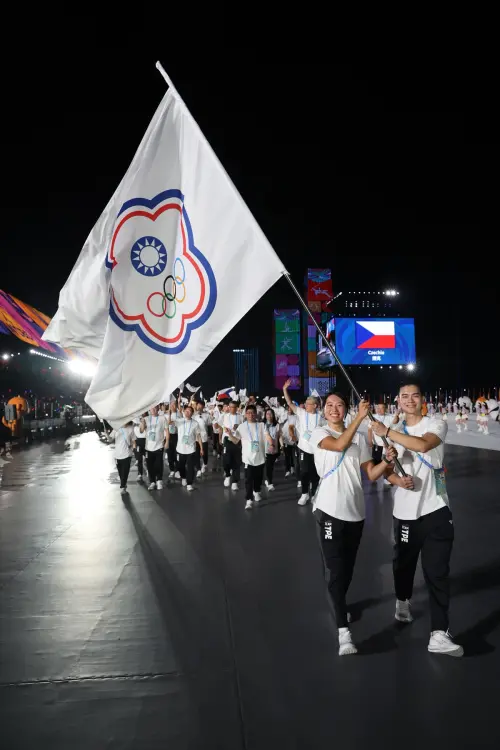 ▲我代表團由男子武術套路選手孫家閎，與女子蹼泳選手黃渼茜出任掌旗官。（圖／中華奧會提供）