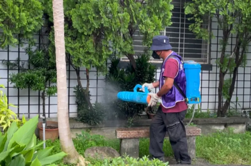 ▲縣府呼籲民眾關心自家庭院及周遭環境，尤其注意室內外易積水處，如頂樓地坪、屋簷排水槽、地下室與盆栽底盤等處，防堵病媒蚊孳生。（圖／屏東縣府提供）