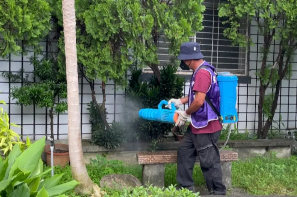 ▲縣府呼籲民眾關心自家庭院及周遭環境，尤其注意室內外易積水處，如頂樓地坪、屋簷排水槽、地下室與盆栽底盤等處，防堵病媒蚊孳生。（圖／屏東縣府提供）