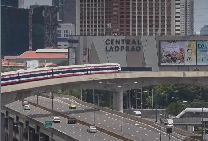 ▲泰國曼谷捷運以最壯觀方式致敬泰國軍人英雄。（圖／翻攝自臉書）