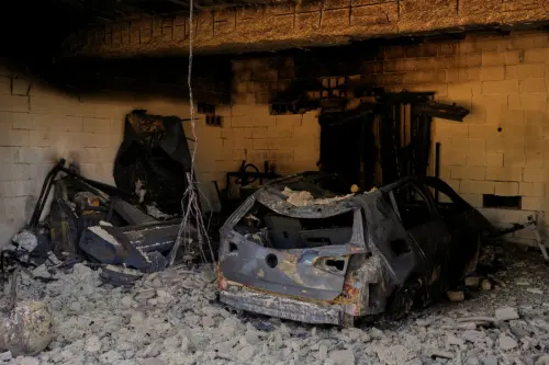 ▲民宅、汽車被燒毀。（圖／美聯社／達志影像）