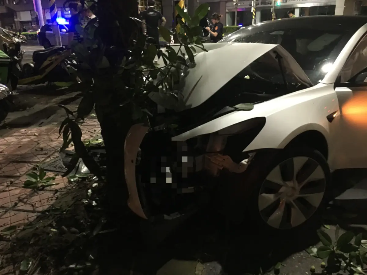 ▲高雄特斯拉違規行駛釀禍，遭撞黑車車頭嚴重毀損。（圖／警方提供）