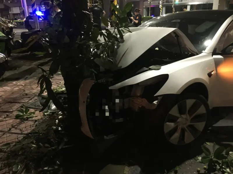 ▲高雄特斯拉違規行駛釀禍，遭撞黑車車頭嚴重毀損。（圖／警方提供）