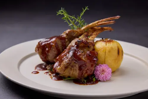 ▲玖尹推出凡點選任一款「波士頓龍蝦料理」，即可用優惠加購價88元吃到「小牛戰斧佐紅酒醬」。（圖／玖尹提供）