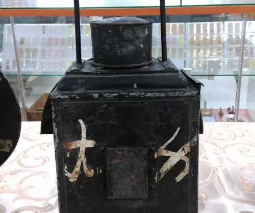 ▲國音電報是一套臺灣鐵路管理局專用的電報編碼。圖為文物室呈列之舊時備用車尾燈，其背面所寫之「ㄤㄌ」是屏東枋寮站。（圖／鐵道檔案文物室臉書）
