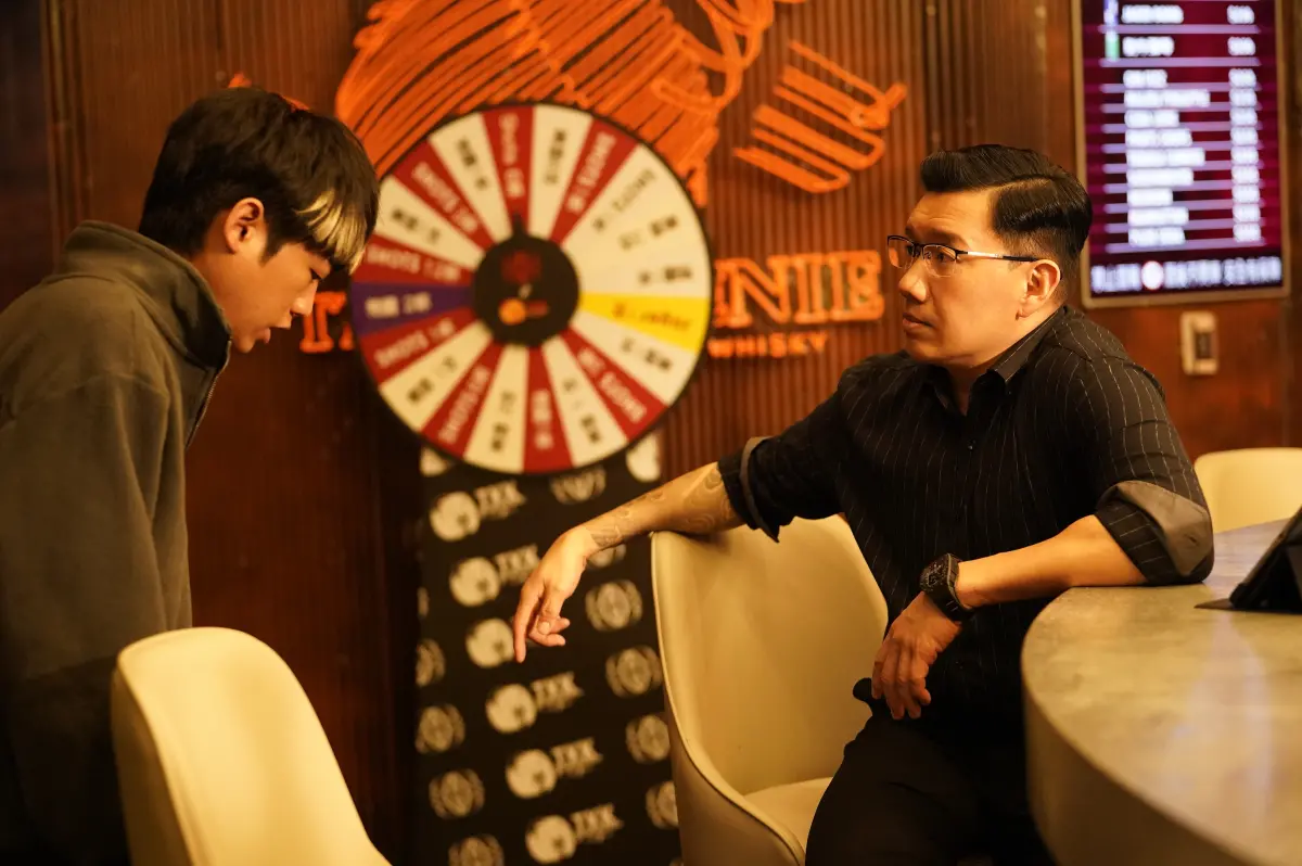 ▲新生代男星謝章穎（左）和杜汶澤在《零日攻擊》中有對手戲，謝章穎在劇中還加入白衣人部隊，拿鐵棒驅趕遊行民眾，其中包含孕婦。（圖／牽猴子提供）