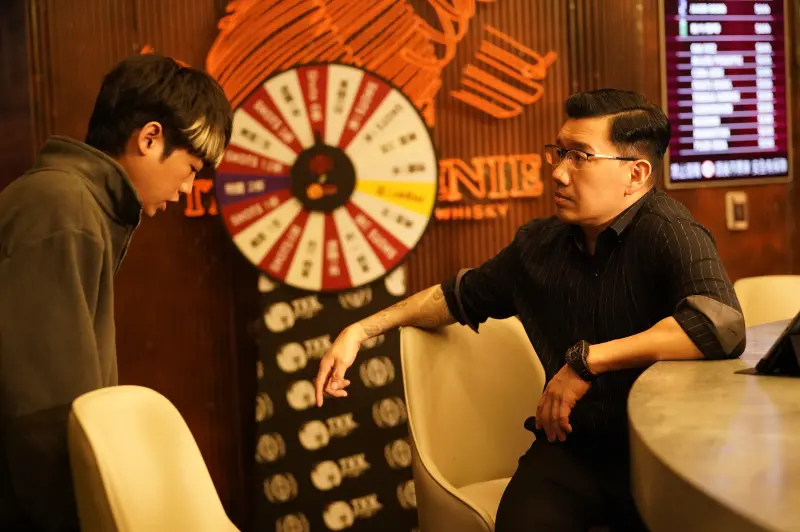 ▲新生代男星謝章穎（左）和杜汶澤在《零日攻擊》中有對手戲，謝章穎在劇中還加入白衣人部隊，拿鐵棒驅趕遊行民眾，其中包含孕婦。（圖／牽猴子提供）