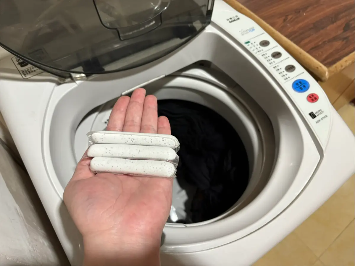 ▲清潔的洗衣用品可是有分好幾種，包括洗衣粉、洗衣精，甚至近幾年才開始很夯的洗衣球、洗衣霸等等。（圖為洗衣霸/記者張嘉哲攝）