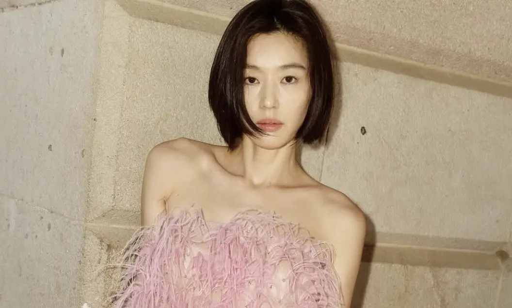 ▲全智賢氣場強大、總給人女王風範，但她坦言很沒自信，會透過獨處整理思緒來充電、撐過去。（圖／everything.is.peachy IG）