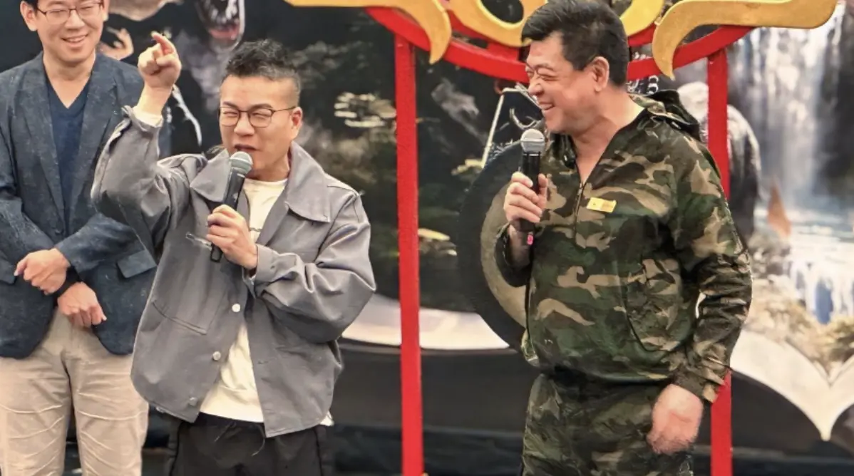 ▲57歲藝人沈玉琳（左）本月6日證實罹患血癌，資深媒體人好友孫德榮（右）心疼發聲，「沒什麼難關可以打倒你，我堅信你會回來再帶歡笑給我們。我真的很想你！」並透過通訊軟體傳訊給對方「你別嚇我」，表達關心。（圖／翻攝自孫德榮臉書）