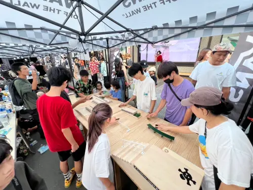 ▲除了表演活動外，府中廣場周邊也規劃塗鴉、Freestyle饒舌、手指鼓等體驗攤位。