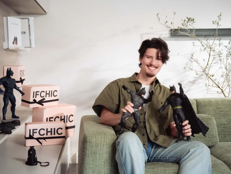 ▲周厚安深受爸爸周華健影響，喜歡一樣東西用很久，剛新婚的他希望能生3個孩子。（圖／IFCHIC 提供）