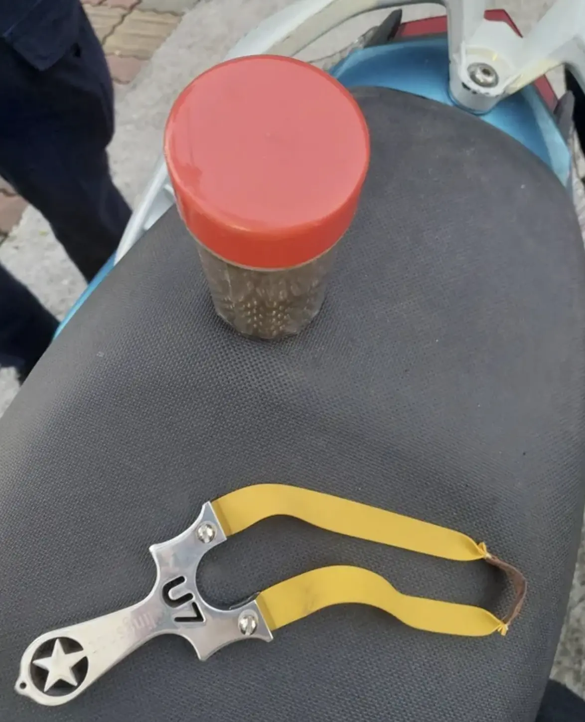 ▲台中市某社區大樓落地窗遭人用彈珠擊裂，警方逮捕附近工地一名移工，起獲強力彈弓及鋼珠。（圖／警方提供）