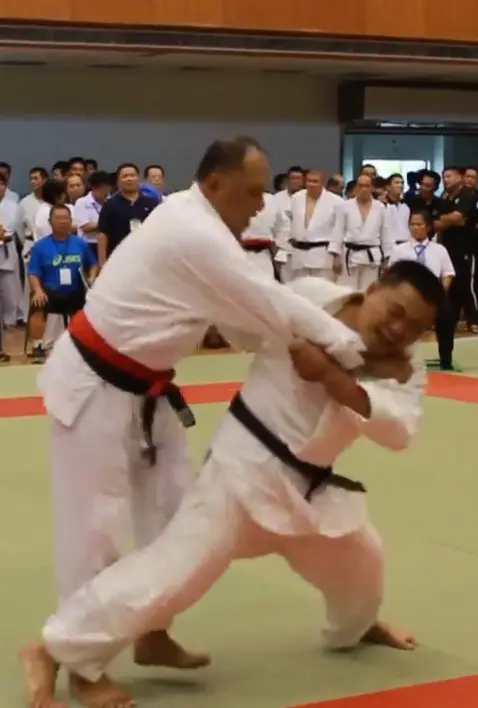 驚魂30分鐘　男持刀闖佛寺挾員工　偵查隊長一招「虎口奪刀」制敵
