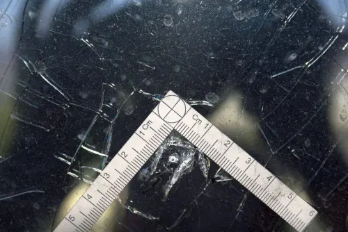 ▲台中阮姓移工練習強力彈弓誤擊大樓落地窗。（圖／警方提供）