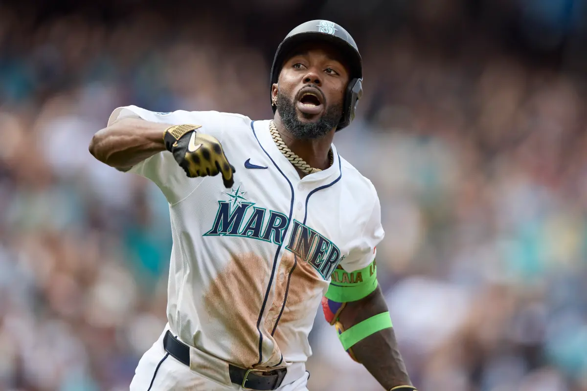 ▲美國職業棒球大聯盟（Major League Baseball）今（8）日西雅圖水手主場迎戰芝加哥白襪進行3連戰最後一戰，水手靠著11局下坎佐內（Dominic Canzone）的再見一壘安打最終以4：3收下勝利，也完成系列賽對白襪的橫掃，其中水手明星外野手阿羅薩雷納（Randy Arozarena）也在本場敲出本季第23轟，追平個人單季最多轟紀錄。（圖／美聯社／達志影像）