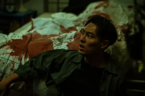 ▲楊祐寧（右）與蔡思韵（左）在《泥娃娃》飾演即將迎來新生命的夫妻，卻在家中出現一尊泥娃娃後接連發生無法解釋的怪事。（圖／天予電影提供）